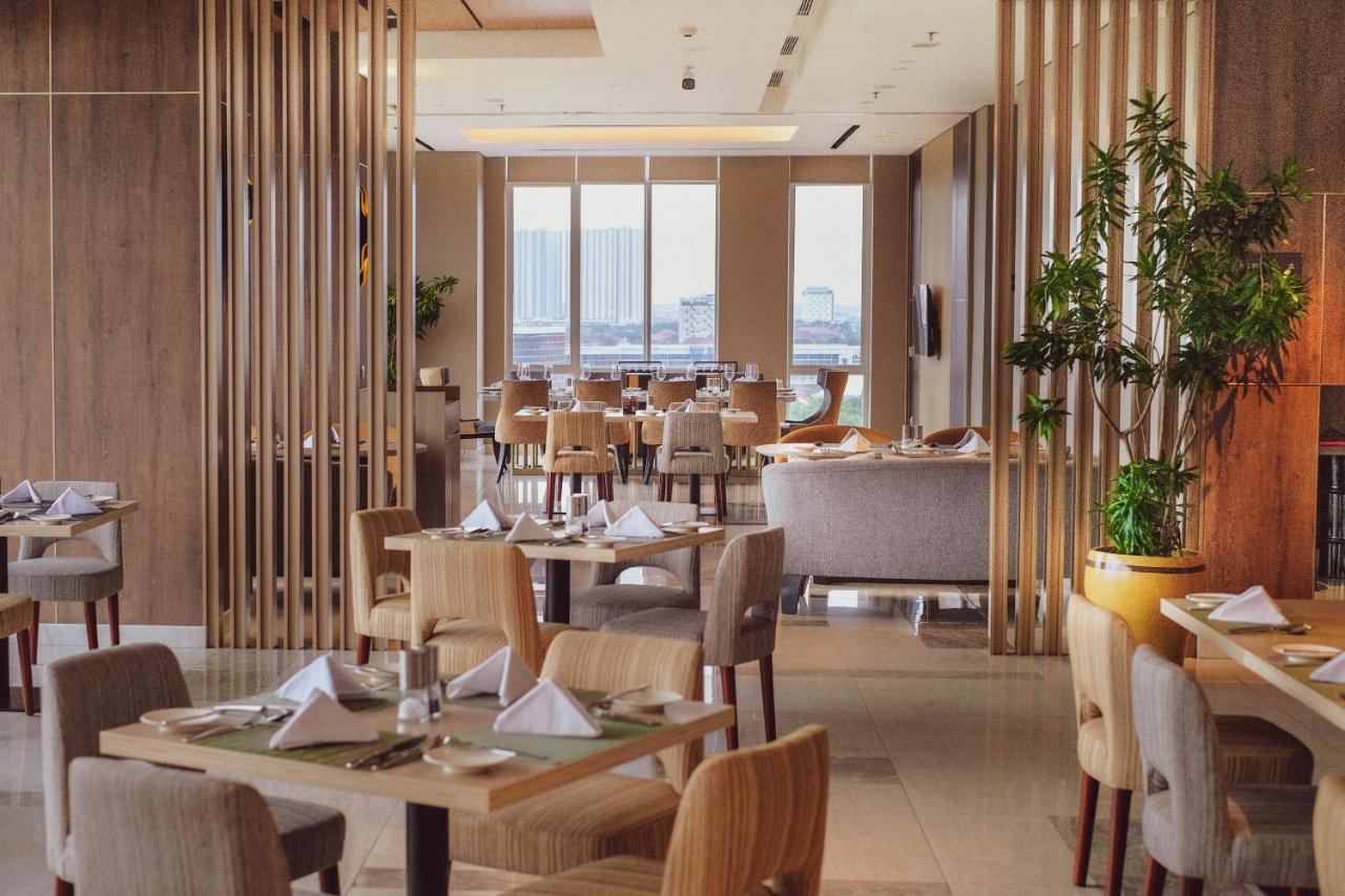 Oakwood Hotel & Residence Сурабая Екстериор снимка